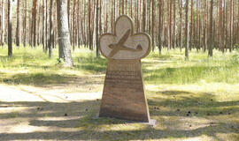 Paminklas „Sklandytojams virš Kuršių nerijos“. Jame įrašytas ir 1938 m. Alfredo Gyso pasiektas ilgiausio sklendimo rekordas: 26 val. 3 min.