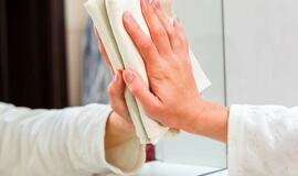 Kaip nuvalyti veidrodį be dryžių