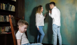 Šeši dalykai, kurių neturėtumėte daryti savo vaikų akivaizdoje