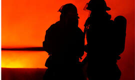 Iš degančio namo senolę ant rankų išnešė ugniagesiai: įtariama, kad moters namai padegti tyčia 