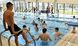 Galimybe pirmi išbandyti baseiną džiaugėsi Plungės specialiojo ugdymo centro bei Sporto ir rekreacijos centro vaikai