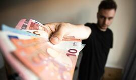 Siūlo atlyginimą iki 8 tūkst. eurų