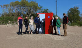 INSTALIACIJA. Apžiūrima meninė instaliacija „Durys į save: smurto akivaizdoje“, raginanti vyrus nebijoti kreiptis pagalbos. Klaipėdos apskrities pagalbos vyrams centro nuotr.