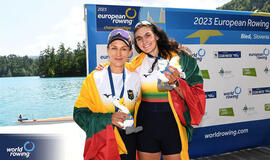 VICEČEMPIONĖS. Donata Karalienė (kairėje) ir Dovilė Rimkutė Slovėnijoje įrodė, kad Lietuvos irklavimas - aukštumoje. Worldrowing.com nuotr.