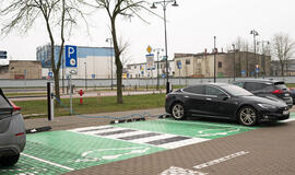 ELEKTRA. Elektros įkrovimo stotelių eksploatacijai šiemet Klaipėdos biudžete numatyta 363,3 tūkst. eurų. Tai yra po 527 eurus vienam Klaipėdos mieste registruotam įkraunamam automobiliui. Vitos JUREVIČIENĖS nuotr.