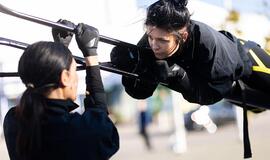 IŠSKIRTINUMAS. „Ašies kodui“, kaip ir kitiems Monikos Dirsytės kūriniams, būdinga apgalvota scenografija, o pats veiksmas iš abiejų performanso atlikėjų reikalauja didelės ištvermės - ir psichologinės, ir fizinės.