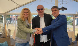 Asociacijos AGATA direktorė Agnė Begetė, Arūnas Valinskas ir meras Darius Jasaitis pasirašė memorandumą, numatantį Šlovės tako plėtimą ir ateityje.  Neringos savivaldybės nuotr.