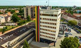 Klaipėdos jūrų uosto direkcijos pastatas su Lietuvos vėliava