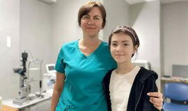 Plaukai išaugo akyje