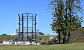 KYLA. Iki šiol visos atkurtos Klaipėdos pilies erdvės ir juose įrengtos muziejaus ekspozicijos slėpėsi po žeme. Kylantis didysis bokštas žymi naują etapą Klaipėdos atkūrimo procese. Vitos JUREVIČIENĖS nuotr.