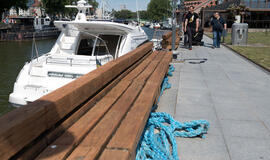 ATNAUJINO. Danės upės krantinėje atnaujinta dalis suoli,kų, kita dalis irgi bus sutvarkyta.  Vitos JUREVIČIENĖS nuotr.