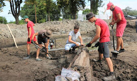 IN SITU. Archeologai atkasė medinį lataką, kuriuo vanduo nutekėdavo į specialiai iškastą ir kuoliukais sutvirtintą tvenkinuką.