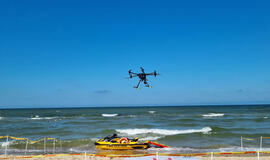 PAGALBININKAS. Palangos gelbėtojų vadovas Jonas Pirožnikas skęstantiesiems jūroje gelbėti skirto drono galimybes vertina puikiai. Andrejaus LARIONOVO nuotr.