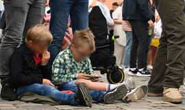 Vaikai su telefonais Klaipėdos pilies džiazo festivalyje