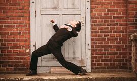 Pagrindinį performanso herojaus Antano Garšvos portretą sukūrė baleto šokėjas Mykhailo Mordasov iš Ukrainos. 