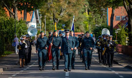 ŠVENTĖ. Klaipėdos apskrities VPK pareigūnai iškilmingai žygiavo pagrindinėmis Neringos gatvėmis. Klaipėdos apskrities VPK nuotr.