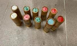 Uostamiestyje, prie konteinerių, rastos signalinės raketos