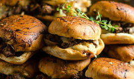 Prancūziški svogūnų jautienos burgeriai