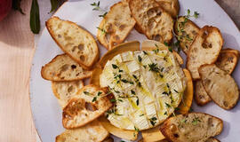 Keptas Camembert sūris - puikus užkandis šventei