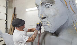 Šio kūrinio iš medžio autorius – pasaulyje labiau išgarsėjęs kaip ledo ir smėlio skulptūrų kūrėjas kraštietis Andrius Petkus