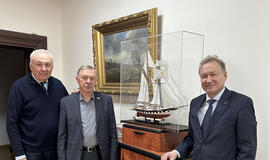 DOVANA. Iš kairės: KU infrastruktūros ir plėtros prorektorius Benediktas Petrauskas, miesto Tarybos narys Leonas Makūnas ir rektorius Artūras Razbadauskas prie suremontuoto burlaivio „Brabander“ modelio. 