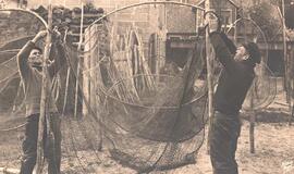 Kuršių nerijos žvejų tinklai buvo bene labiausiai mitologizuoti. Jei nesiseka žūklėje, sakydavo: „Viskas aišku, velnias sėdi tinkle.“ Kaip jį išvaryti? XX a. 4 deš. atviruke – Juodkrantės žvejai. Deniso NIKITENKOS kolekcija