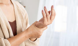 Nutirpo rankos pirštai? Tai įspėjimas apie skausmingą ligą – vėliau bus tik blogiau