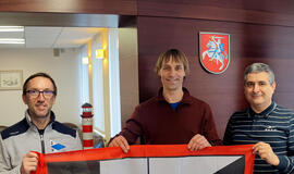 Iš kairės: Karolis Atkočaitis, Matas Mizgiris ir Darius Jasaitis. Neringos savivaldybės nuotr.