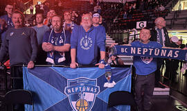 SIRGALIAI. „Neptūno“ sirgaliai džiaugiasi, kad neptūniečiai per pastarąsias „Betsafe-LKL“ čempionato rungtynes iškovojo tris paeiliui pergales, ir tikisi, kad čempionato finišas teiks dar daugiau gerų emocijų. Klaipėdiečiai yra išsiilgę ir tarptautinių varžybų - jau kelerius metus „Neptūnas“ nerungtyniauja jokiame Europos lygio turnyre. Pauliaus MATULEVIČIAUS nuotr.