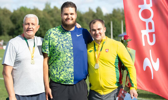 Rutulio stūmikai Šarūnas Banevičius (dešinėje) ir Dominykas Čepys (viduryje) su savo treneriu Valerijumi Murašovu.