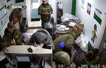 Rusų okupantai siunčia pavogtus ukrainiečių daiktus namo.