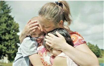 Kaip šeši vaikai išgyveno Mariupolio siaubą, pateko į DNR ir atsidūrė Europoje