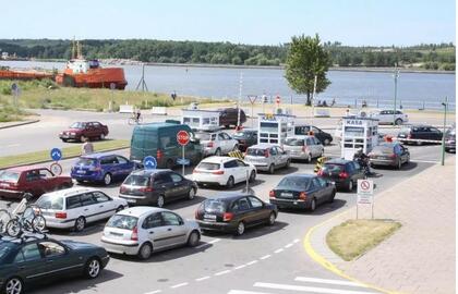 Aukso bedugnė tarp Smiltynės perkėlos ir Neringos: poilsiautojai tuština pinigines