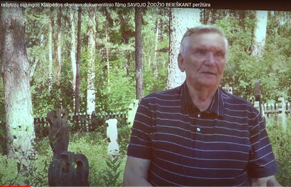 BRANGI VIETA. Kai Rašytojų sąjunga sukūrė dokumentinį filmą apie Klaipėdos rašytojus, Rokas Flickas pasirinko filmuotis būtent Nidos senosiose kapinaitėse. Kadras iš filmo „Savojo žodžio beieškant“.