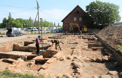 INTRIGA. Dešimtmečius po asfalto danga buvę ir dabar atkasti Sendvario dvaro XIX a. ūkinio namo pamatai. Paaiškėjo, jog čia būta trijų galingų krosnių, kurių tiksli paskirtis dar neaiški. Deniso NIKITENKOS nuotr.