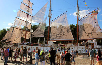 SUKAKTYS. Šiemet minėsime daug įsimintinų burlaivio „Meridianas“ datų. 2023-iaisiais jis bus pasipuošęs tomis pačiomis burėmis, bet laivą prižiūrintieji žmonės jau vėl galvoja apie naują burių komplekto įsigijimą. VšĮ Klaipėdos jūrinio miesto simbolis burlaivis „Meridianas“ nuotr.