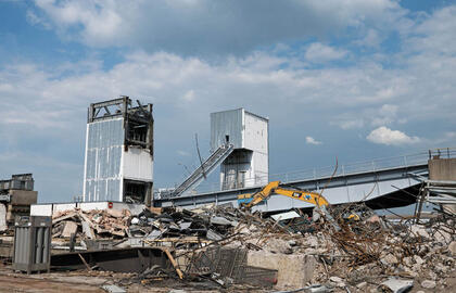 VAIZDELIS. Štai kas beliko iš tiltų buvusiame ro-ro terminale. Kažkada jie buvo modernūs ir vadinti Lietuvos pasididžiavimu. Vitos JUREVIČIENĖS nuotr.