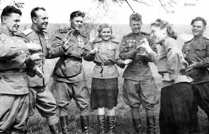 Antrajame pasauliniame kare moterys išlikti galėjo tik vienu būdu – linksmindamos vyrus.