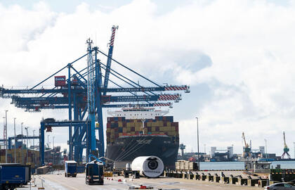 GELBSTI. Du konteinerių terminalai Klaipėdos uoste neleidžia drastiškai mažėti kroviniams. Tikimasi, kad šiemet Lietuvos uoste bus perkrauta 1 mln. TEU (sąlyginių jūrinių konteinerių). Vitos JUREVIČIENĖS nuotr. 