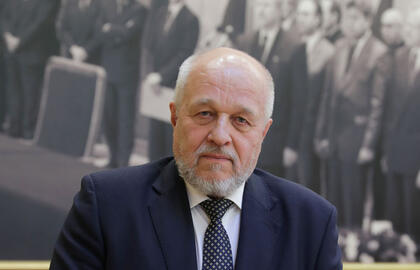 NUOPELNAI. „Iš tiesų didžiuojuosi, kad tuo metu, kai vyko tas karas su rusais, man pirmininkaujant miesto Tarybai, Klaipėdoje pabaigėme statyti Jūrininkų ligoninę, Jūrų muziejų, atidarėme Kalvystės muziejų, įsteigėme Klaipėdos universitetą, butus privatizavom“, - apie nuopelnus miestui atsiliepia Vytautas Čepas. Irmanto SIDAREVIČIAUS nuotr.