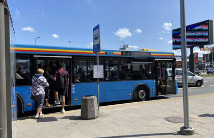 Į autobusą lipa žmonės