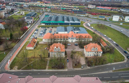 NUGRIOVĖ. Vykdant senosios Klaipėdos skerdyklos komplekso rekonstrukcijos darbus 1915 metais statytas tvartas (kairėje) buvo nugriautas ir atstatomas naujai. Redakcijos archyvo nuotr.