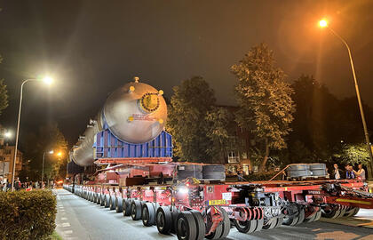 GREITIS. Klaipėdos gatves rekordinis „Orlen Lietuva“ krovinys įveikė dvigubai greičiau, nei planuota.  „Orlen Lietuva“ nuotr.