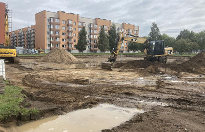 STATYBA. Po beveik trejus metus trukusio pasiruošimo pradėta statyti nauja parduotuvė. Viktoro Kesmino nuotr.