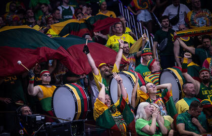 PALAIKYMAS. Lietuvos krepšinio sirgaliai Maniloje (Filipinai) yra itin pastebimi ir audringai palaiko savo šalies rinktinę. FIBA.com nuotr.