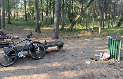 NETVARKA. Netoli Juodkrantės esanti poilsio zona itin netvarkinga - suoliukai aplūžę, aplink mėtosi daug šiukšlių. Pauliaus MATULEVIČIAUS nuotr.