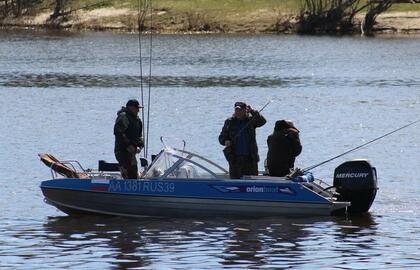 Rusijos Federacijos piliečiai mėgsta žvejoti vidury Skirvytės prie pat Rusnės.