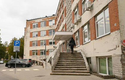 GRIŪVA. Naujos jūrininkų poliklinikos projekto stabdymo kritikai nemato ar nenori matyti, kad esama pirminės sveikatos priežiūros sistema yra visiškai nugyventa. Akivaizdus pavyzdys - atsilupusios buvusios odontologijos poliklinikos sienos. Vitos JUREVIČIENĖS nuotr.