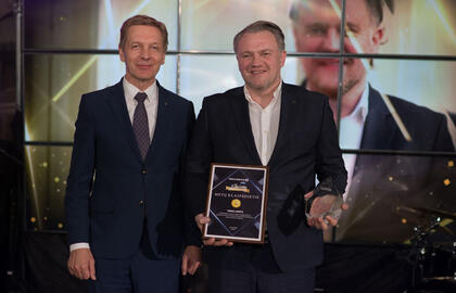 ŠVENTINĖJE scenoje Klaipėdos meras Arvydas Vaitkus (kairėje) paskelbė, kad Metų klaipėdiečiu 2023 tapo Klaipėdos dramos teatro vadovas Tomas Juočys. Vitos JUREVIČIENĖS nuotr.