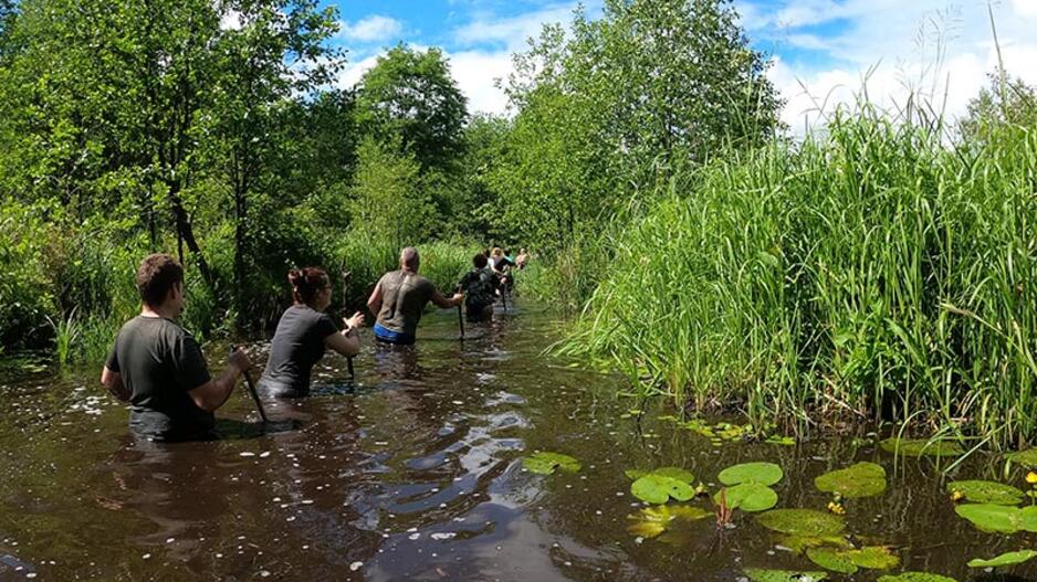 Žmonės brenda Sietuvos kūlgrinda. Tokius ekstremalius žygius kasmet organizuoja Varnių regioninis parkas.